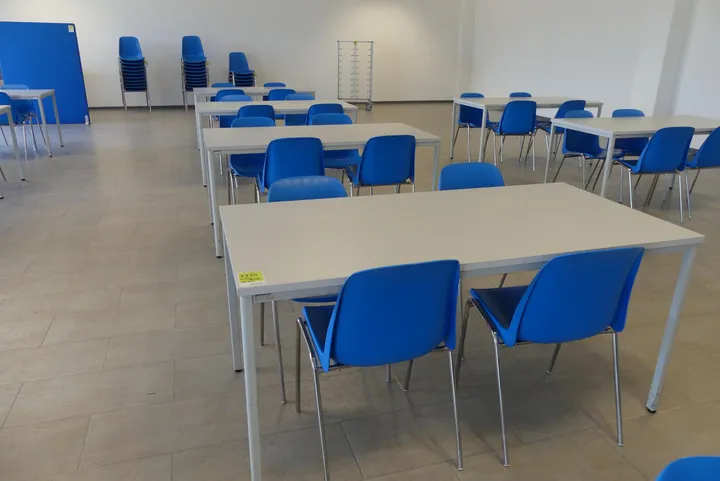 4x Tisch mit 16x Stuhl Maße in cm ca. 160 x 80
